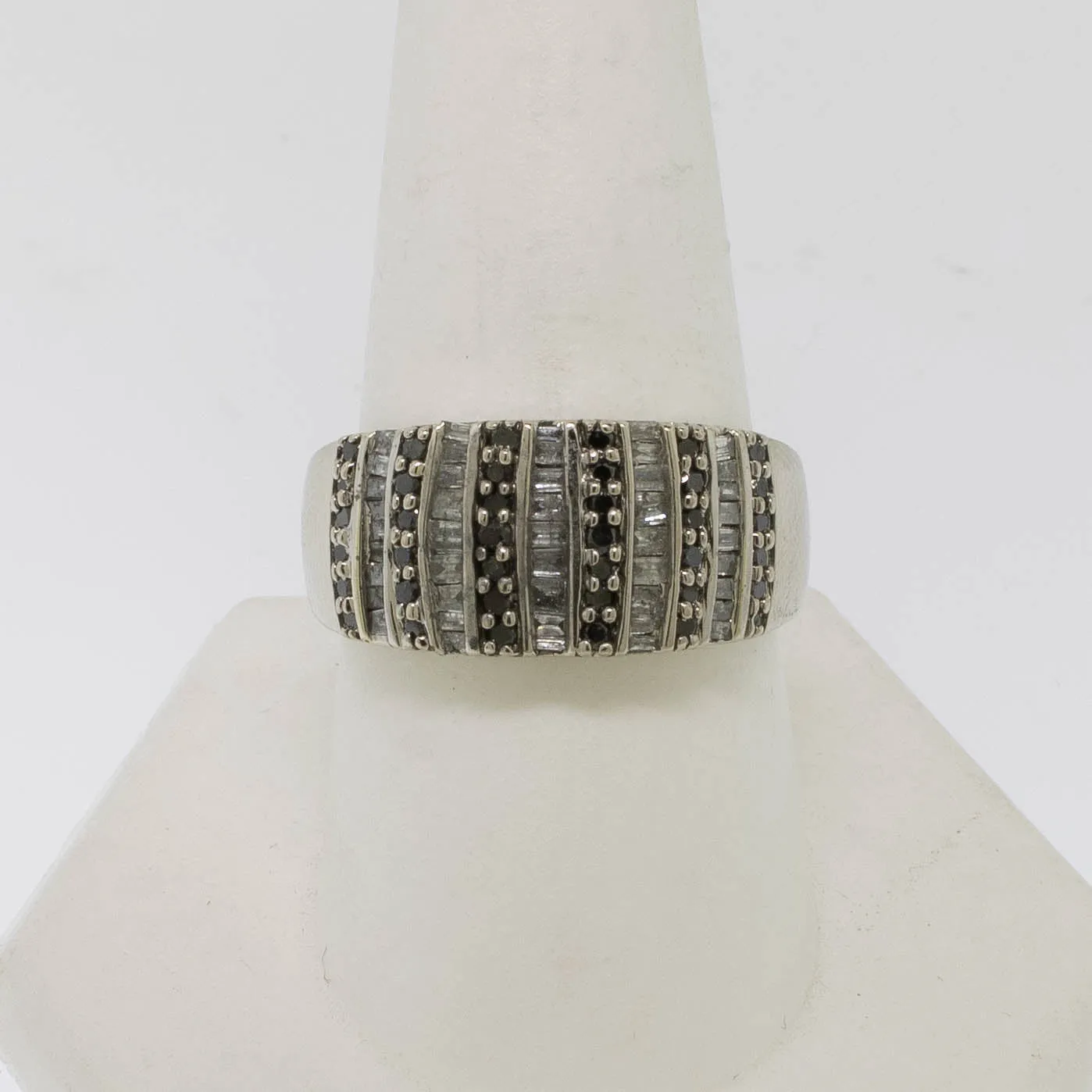 10K White Gold Black and White Diamond Ring Size 9.75 Preowned Jewelry