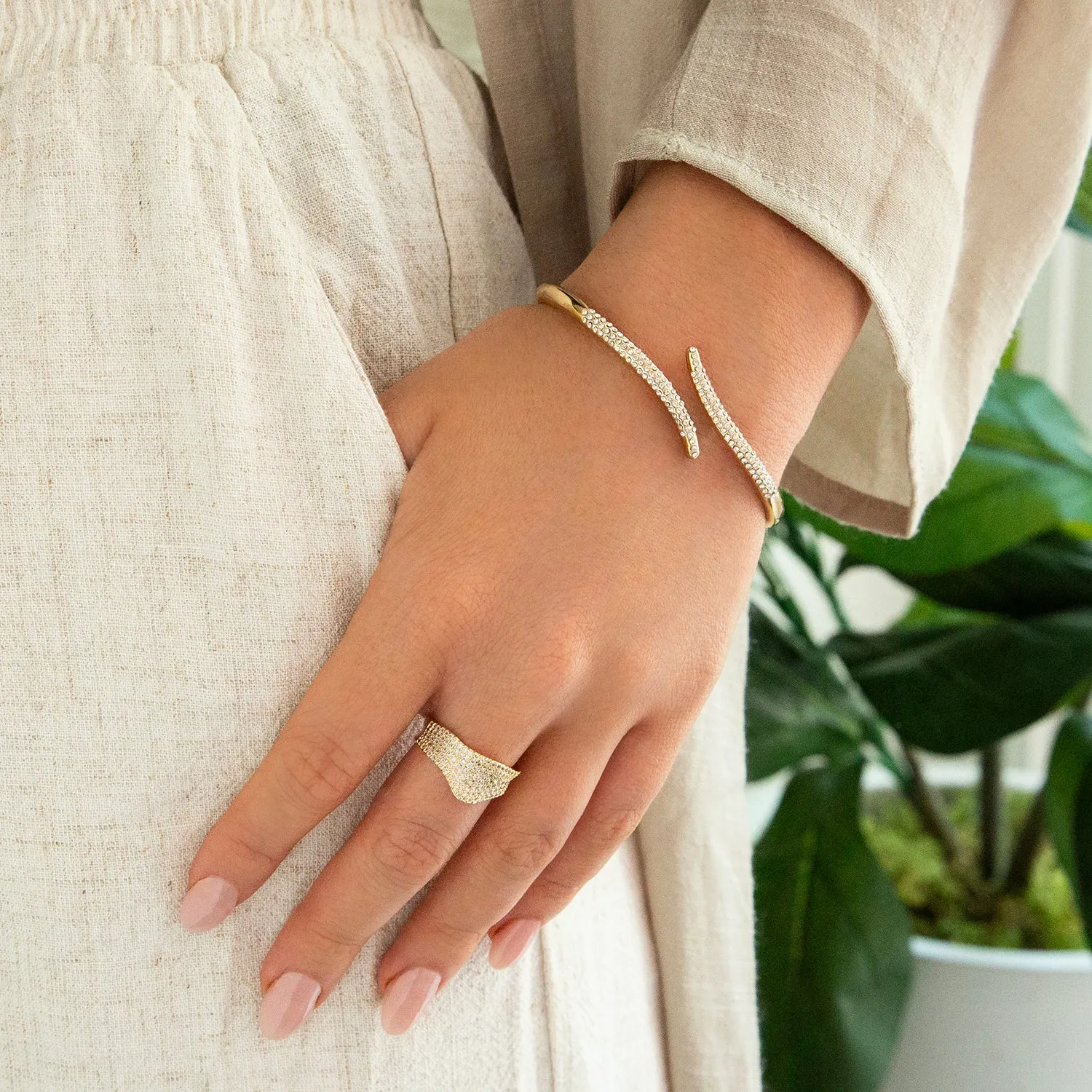 adjustable pave v shaped ring